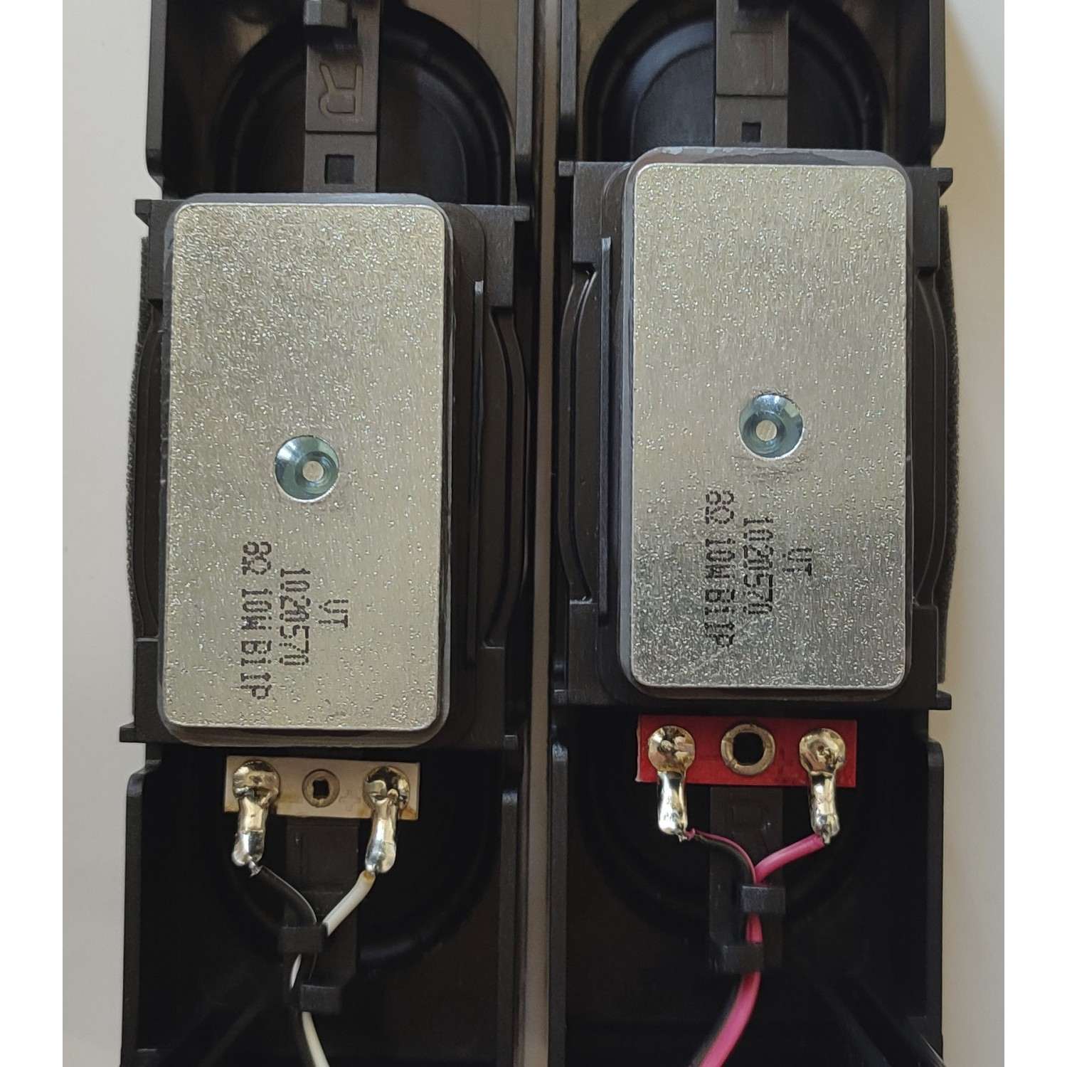 KIT DE BOCINAS PARA TV FUNAI (( 2 PZ )) ((NUEVAS)) / NUMERO DE PARTE 1020570 / 8Ω 10W B1IP / MODELO 75"	 - Imagen 2